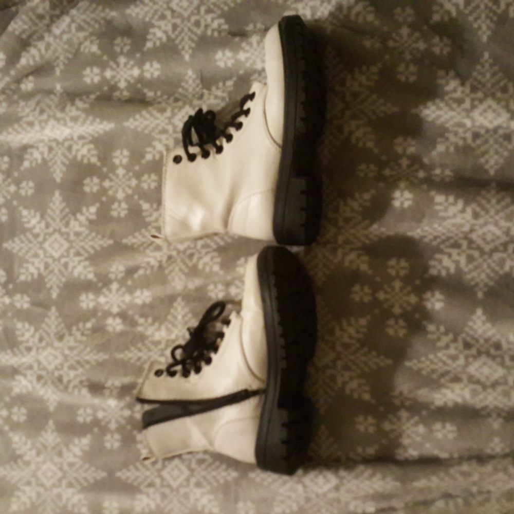 Rip off doc Martin's tbh, they cute though, there white and black shoelaces,